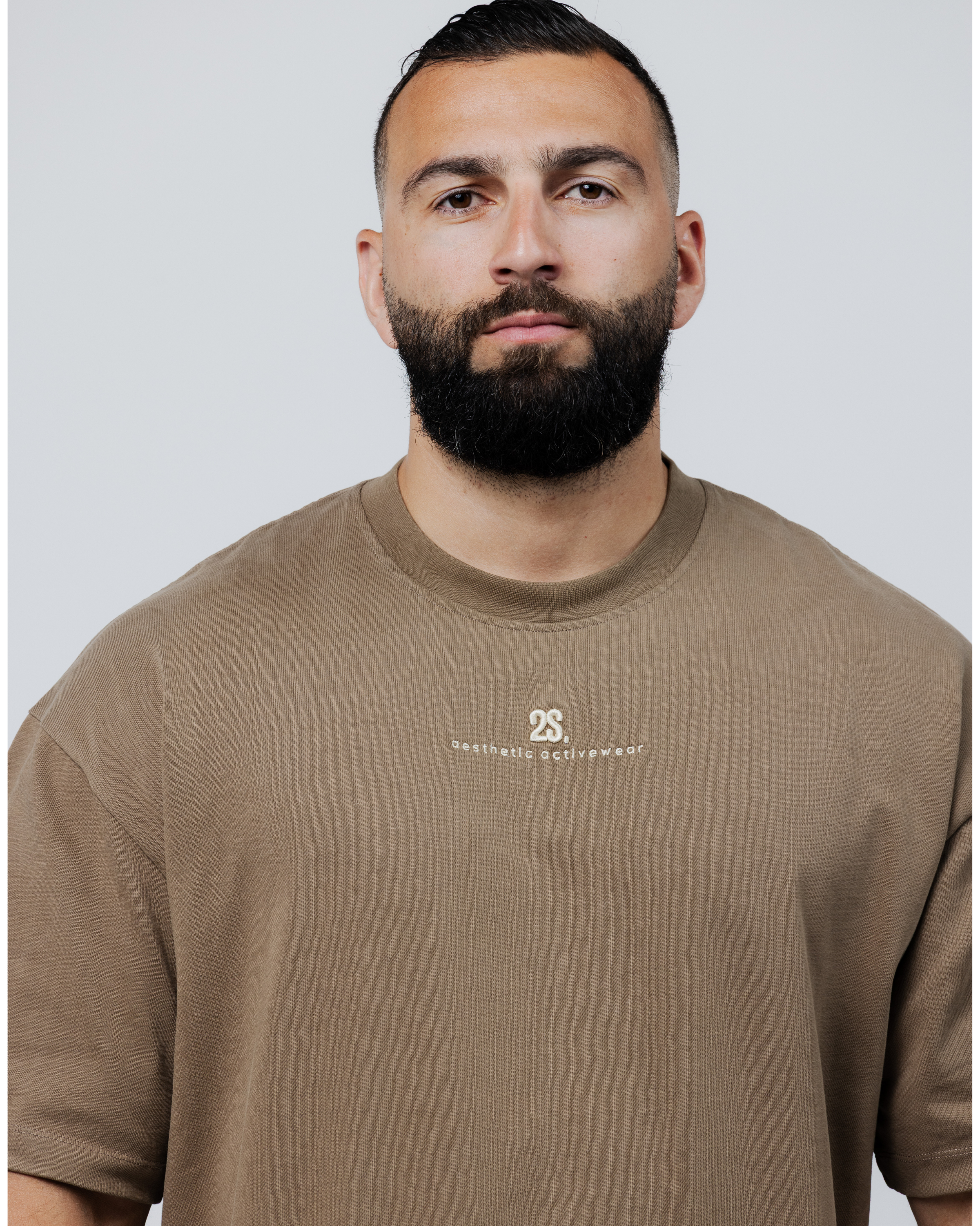 03/ Le T-Shirt Taupe. Two Spunky